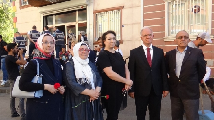 Osmanlı Hanedanı Torunu Nurhan Osmanoğlu’ndan Hdp Önündeki Ailelere Destek Ziyareti