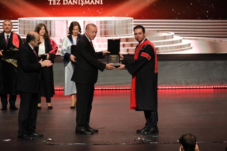 Cumhurbaşkanı Erdoğan’dan Dr. Öğr. Üyesi Erzurumlu’ya Üstün Başarı Ödülü