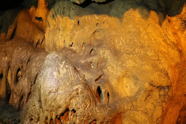 3 Milyon Yıllık Mağaranın Sütunlarına Yazı Yazdılar