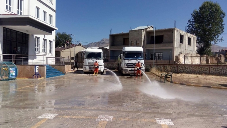 Van Büyükşehir Belediyesi, Okul Bahçelerini Temizliyor