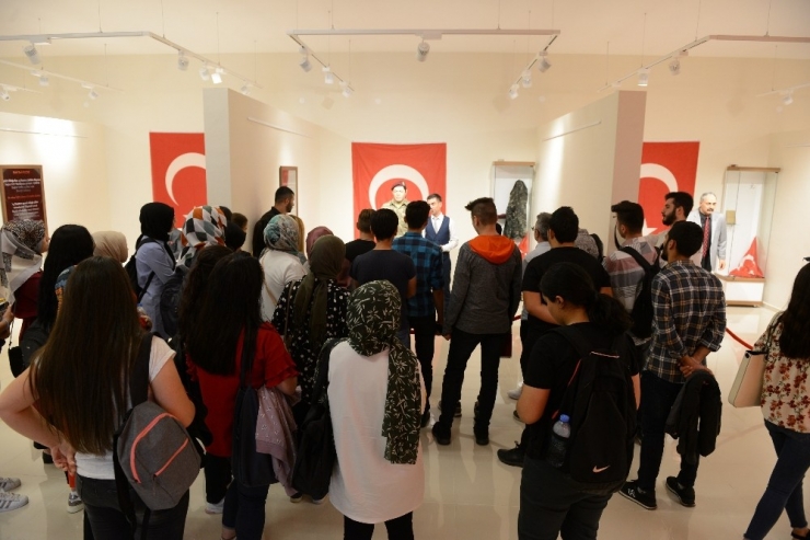 Üniversite Öğrencileri Şehitler Müzesini Ziyaret Etti