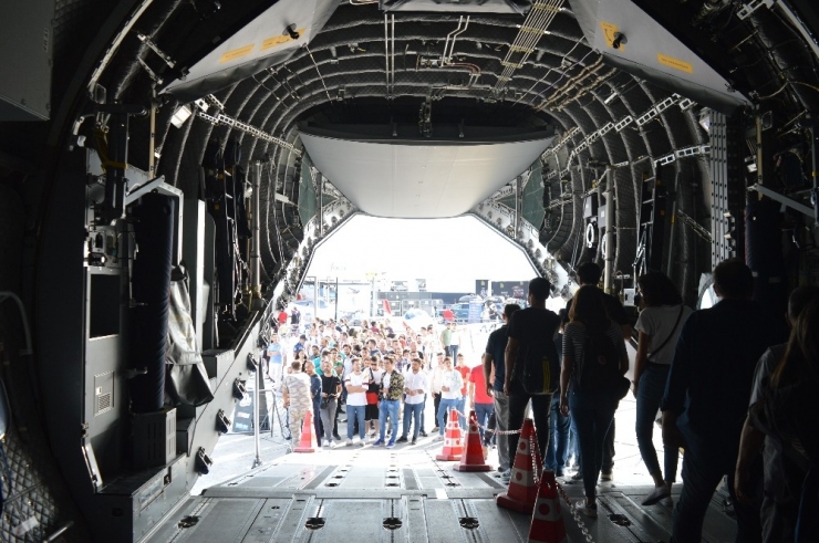 Teknofest’te Airbus A400m Uçağı İçin Vatandaşlar Kuyruğa Girdi