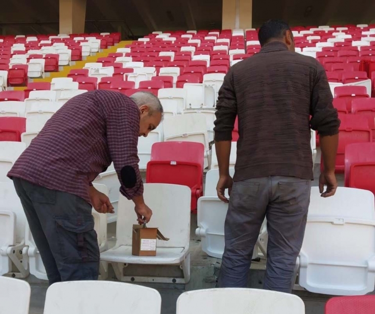 4 Eylül Stadyumu’ndaki Kırık Koltuklar Yenileniyor