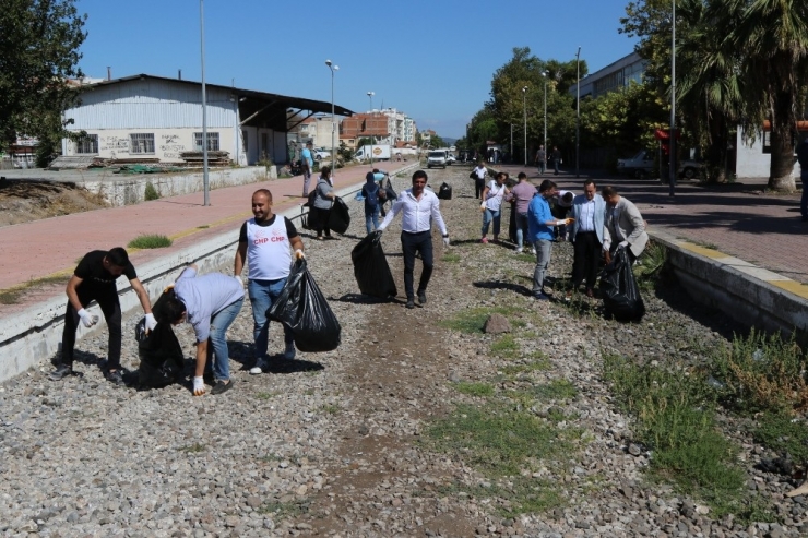 Dünya Temizlik Günü’nde Akhisarlılar Çöp Topladı