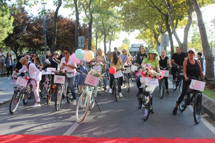 ‘Süslü Kadınlar’ Süslü Bisikletleriyle Caddelerde