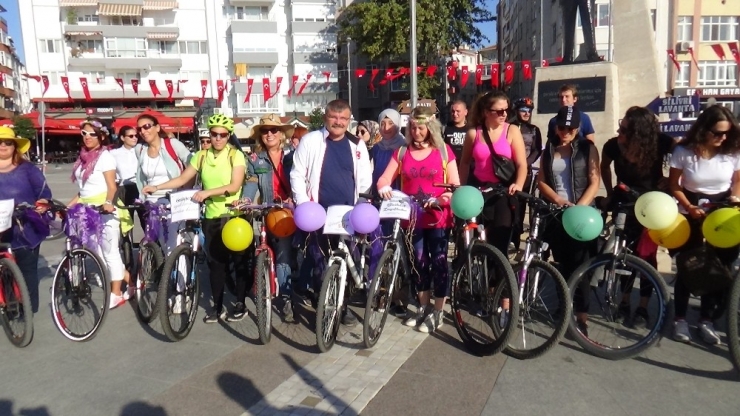 Süslü Kadınlardan Bisiklet Turu