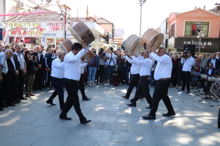 Kırşehir’de, Cadde Ve Sokaklarda Neşet Ertaş Türküleri Seslendiriliyor