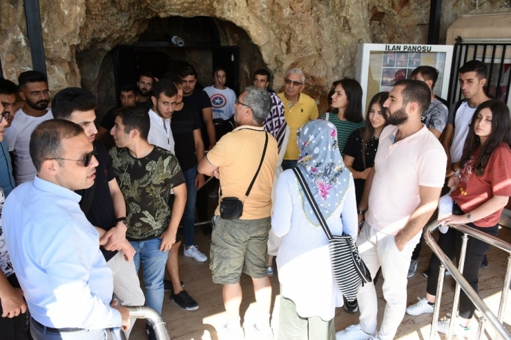 Tarsus’ta Üniversiteye Kayıt Yaptıran Öğrencilere Şehir Turu