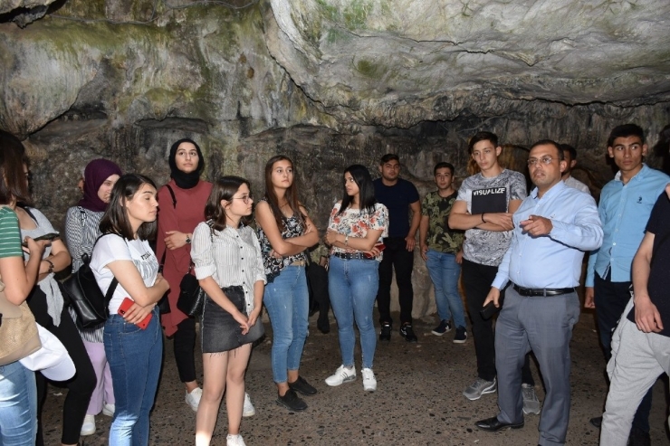Tarsus’ta Üniversiteye Kayıt Yaptıran Öğrencilere Şehir Turu