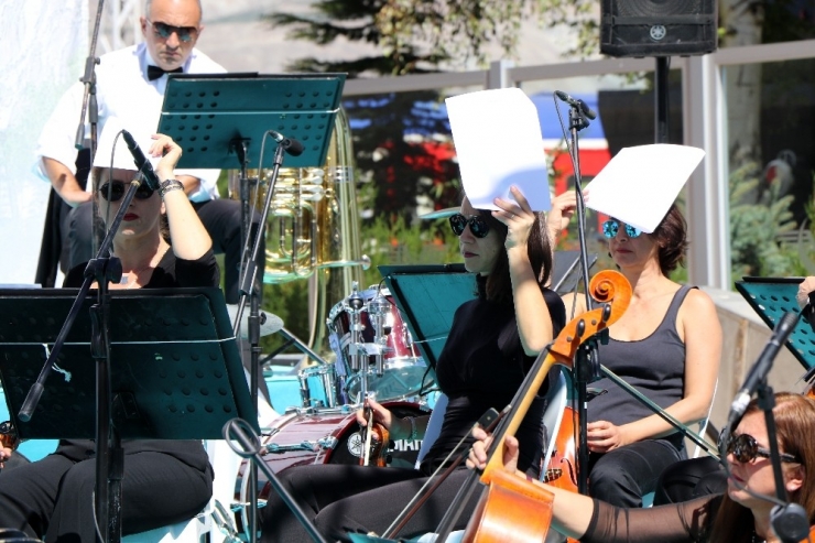 İzmir Devlet Senfoni Orkestrası Erzincan Garı’nda Konser Verdi