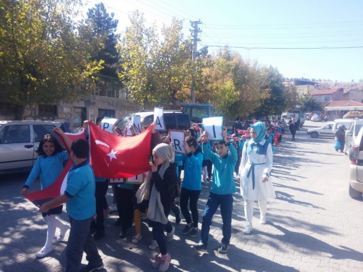 Minik Öğrenci Ve Öğretmenlerden Barış Pınarı Harekâtına Destek Yürüyüşü