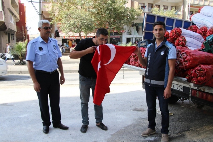 Haliliye’de Vatandaşlara Türk Bayrağı Dağıtıldı