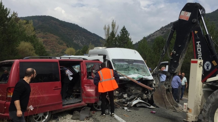 Kütahya Domaniç’te 2 Minibüs Çarpıştı: 1 Ölü, 15 Yaralı...(1)