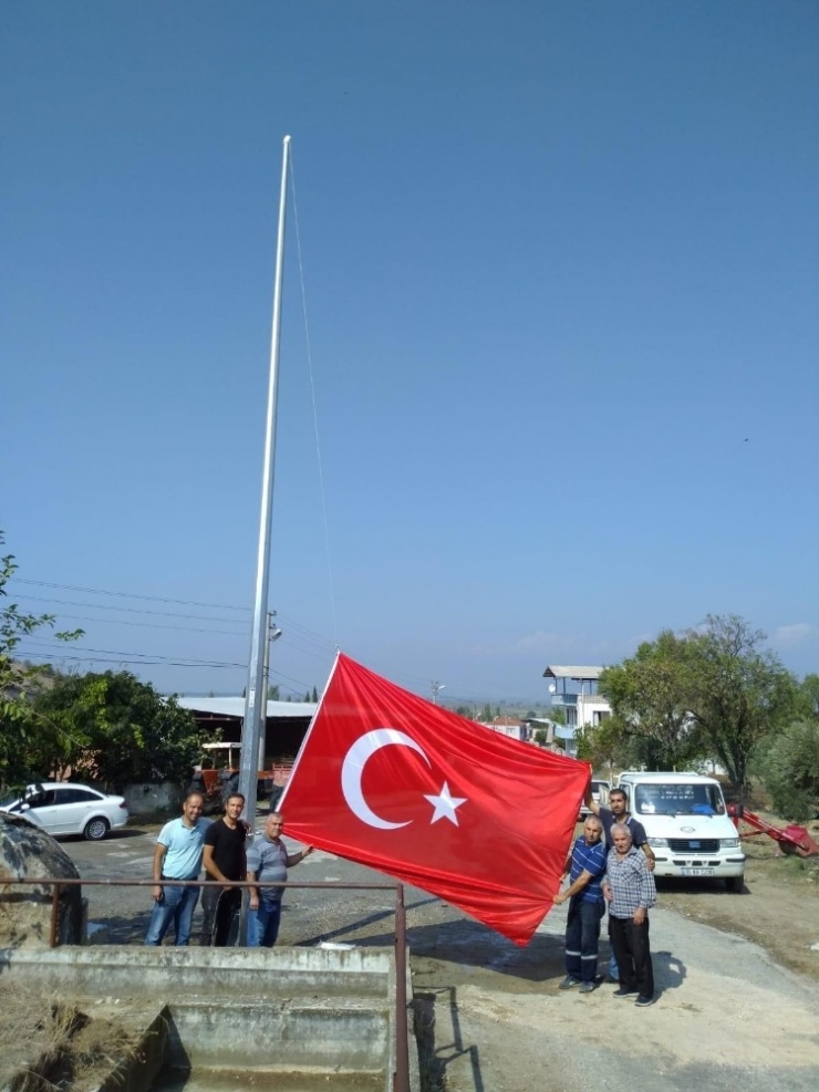 Toygar Mahallesi Semalarında Dev Türk Bayrağı