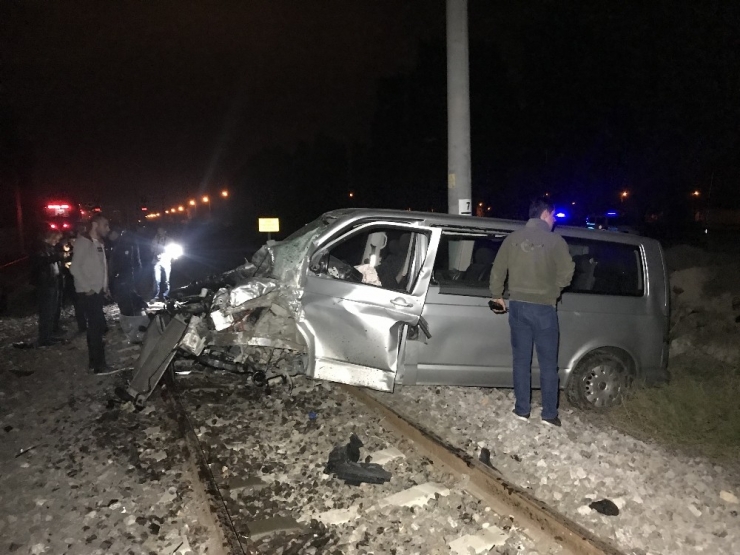 Kütahya’da Raybüsün Çarptığı Minibüsün Sürücüsü Ağır Yaralandı