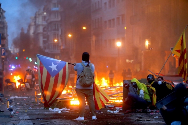 Ayrılıkçı Katalanlar Barselona Sokaklarını Ateşe Verdi