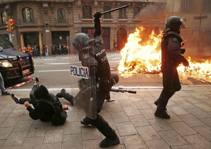 Ayrılıkçı Katalanlar Barselona Sokaklarını Ateşe Verdi