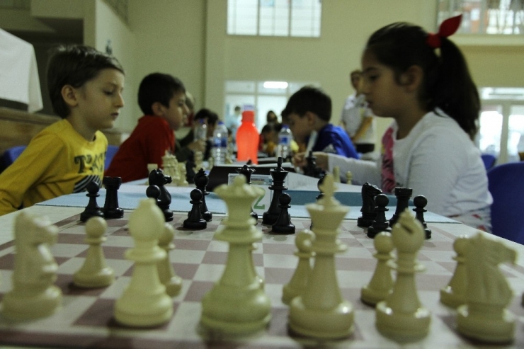 Kızıltepe’de Cumhuriyet Bayramı İçin Satranç Turnuvası Düzenlendi