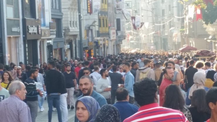 Güneşli Havayı Fırsat Bilenler İstiklal Caddesi’ne Akın Etti