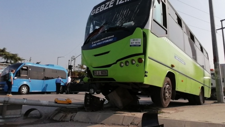 Hafif Ticari Araç Halk Otobüsüne Çarptı: 3 Yaralı