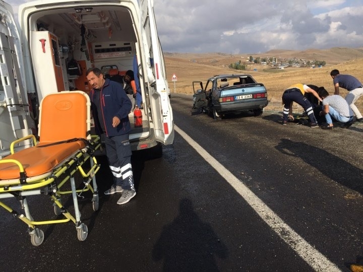 Servis Minibüsü İle Otomobil Çarpıştı: 4 Yaralı