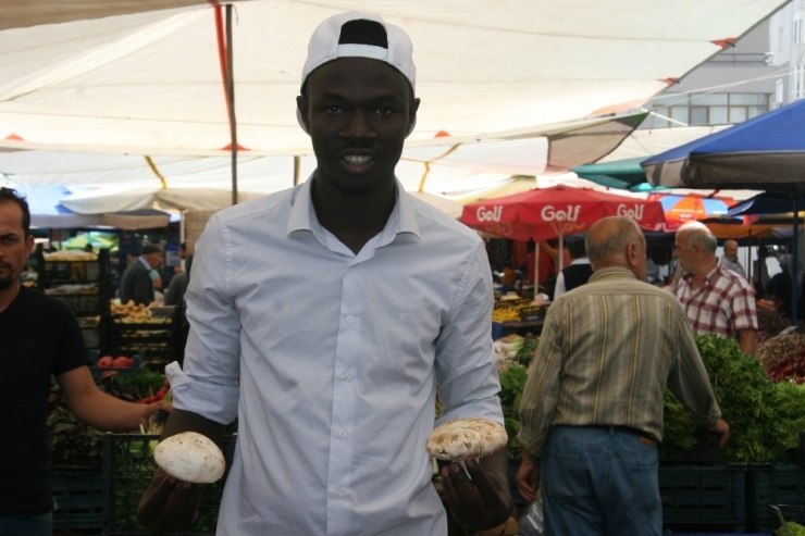Denizli’de, Gine-bissaulu Pazarcı Gencin Hikayesi