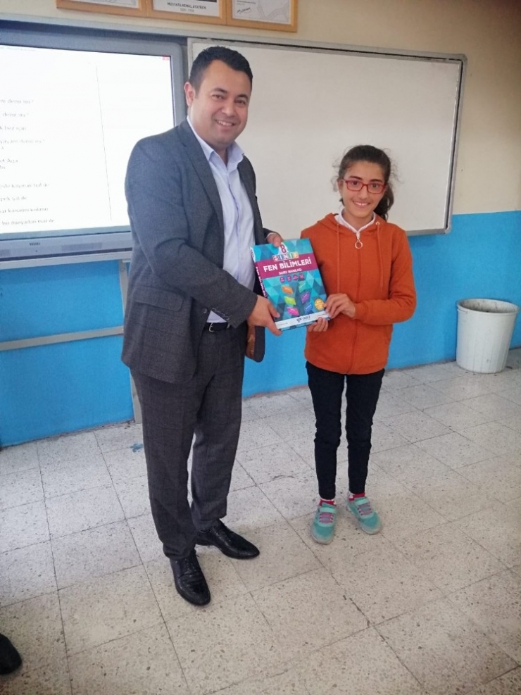 Vartolu İş Adamından Öğrencilere Kitap Desteği