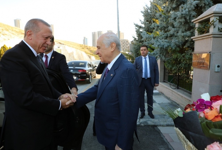 Cumhurbaşkanı Recep Tayyip Erdoğan, Üst Solunum Yolu Rahatsızlığı Geçiren Mhp Lideri Devlet Bahçeli’ye Beytepe Mahallesi’nde Bulunan Evinde Geçmiş Olsun Ziyaretinde Bulunuyor.