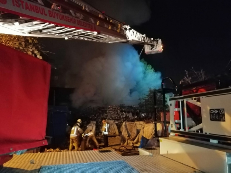 Sancaktepe’de Bir Hurdalıkta Korkutan Yangın