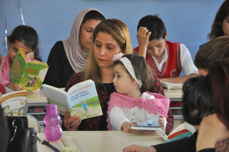 Şırnak’ta Anneler, Çocukları İle Birlikte Kitap Okuyor