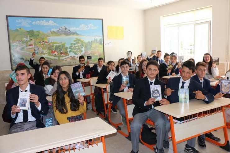Öğrencilerden Köy Okullarına Kitap Desteği