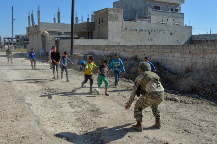 Türk Askeri Rasulaynlı Çocukların Yanında