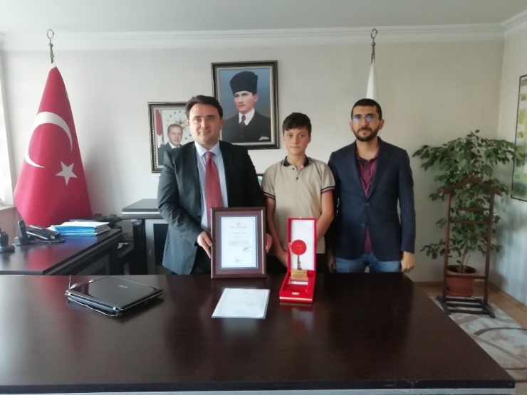 Kaymakam Yılmaz, Türkiye Birincisi Öğrenciyi Tebrik Etti