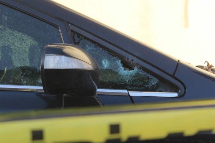 Otomobilinde Silahlı Saldırıya Uğrayan Şahıs, Kendi İmkanı İle Hastaneye Gitti