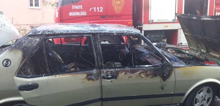 Elektrik Kontağından Çıkan Yangın Arabayı Kül Etti