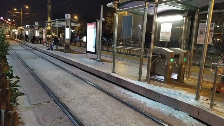 Beyoğlu’nda 7 Yaşındaki Çocuk Tramvay İle Peron Arasına Sıkıştı