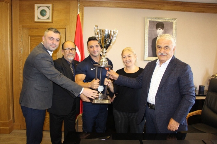 Avrasya Üniversitesi’nin Spor Hocası Vücut Geliştirmede Dünya Şampiyonu Oldu