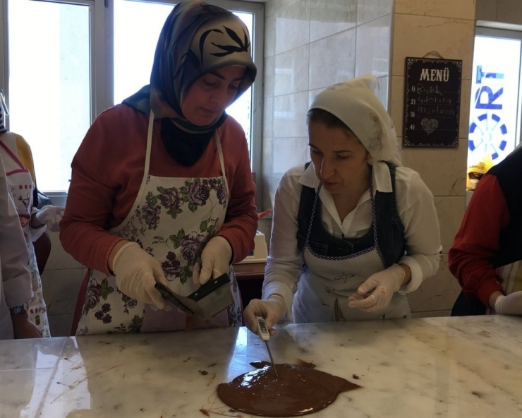 Ordulu Kadınlar Çikolata Yapmayı Öğreniyor