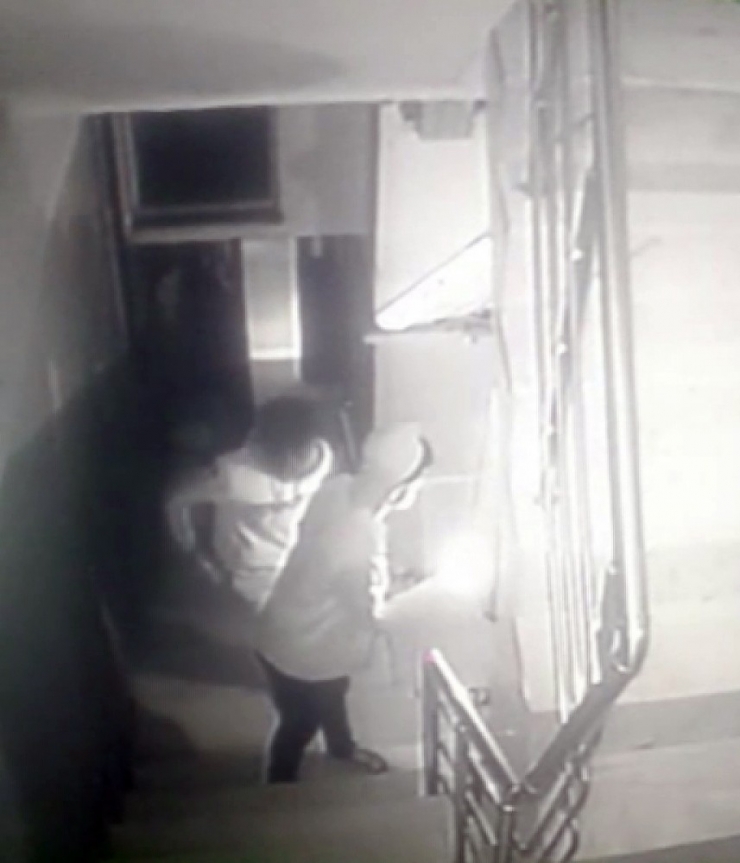 İki Hırsızın Apartmanda Hırsızlık Yaptığı Anlar Kamerada