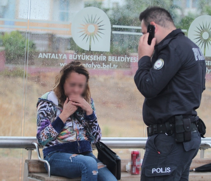 Antalya’da Aşırı Alkollü Rus Kadına Polis Yardımı
