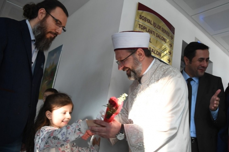 Başkan Erbaş, Kendisine Çiçek Vermek İsteyen Küçük Kızı Davet Etti