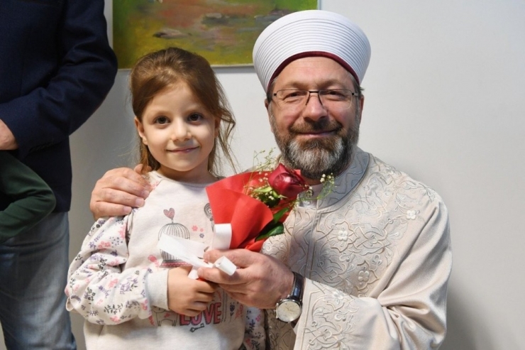 Başkan Erbaş, Kendisine Çiçek Vermek İsteyen Küçük Kızı Davet Etti