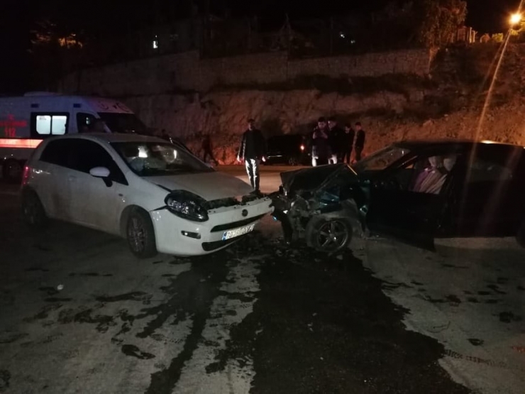 Karaman’da İki Otomobil Çarpıştı: 2 Yaralı