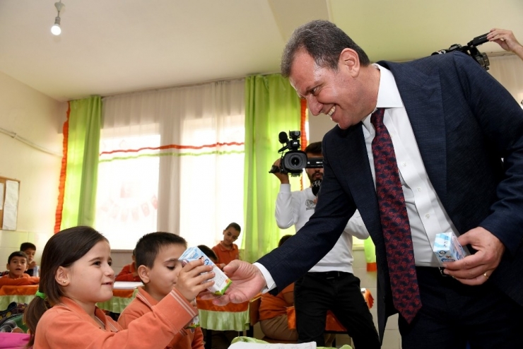 Mersin Büyükşehir Belediyesi Okullarda Süt Dağıtımına Başladı