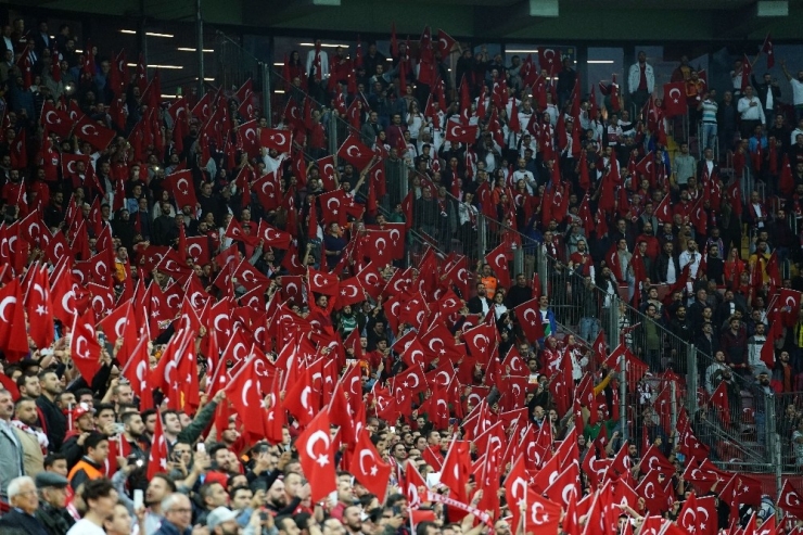 Türkiye-izlanda Maçını 48 Bin Kişi İzledi