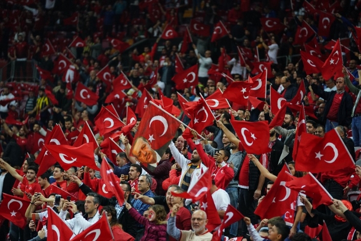Türkiye-izlanda Maçını 48 Bin Kişi İzledi