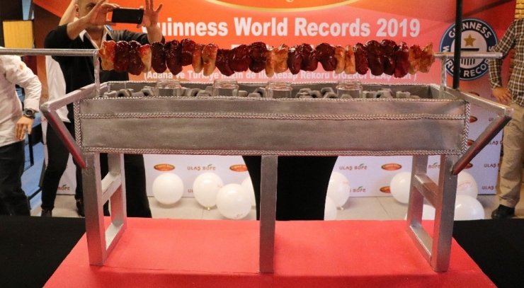 Guinness’e Giren Kebapçı Başarısını Kebap Görünümlü Pastayla Kutladı