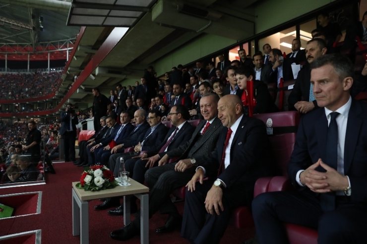 Cumhurbaşkanı Erdoğan, Soyunma Odasına İnerek Millileri Kutladı