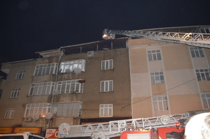 Gaziosmanpaşa’da 4 Katlı Bir Apartmanın Üst Dairesinde Yangın Meydana Geldi