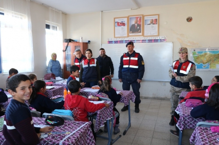 Jandarma Köy Okulunda Öğrencilerle Buluştu